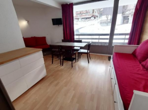 Appartement rénové proche des pistes et commerces avec balcon sud, parking gratuit et casier à skis - FR-1-181-2468